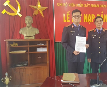 Chi bộ Viện KSND quận Long Biên kết nạp thêm một Đảng viên mới